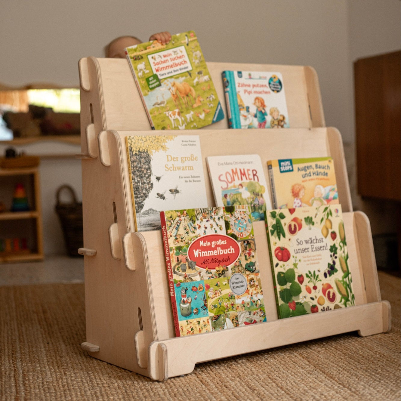 Montessori Kinderbücherregal mit Büchern und frontalen Covern